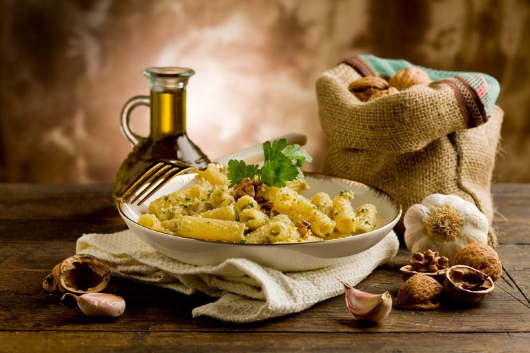 Tortiglioni con Pesto alle Noci