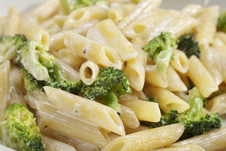 Penne rigate con broccoli e panna