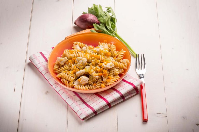 Fusilli con carote e bocconcini di pollo