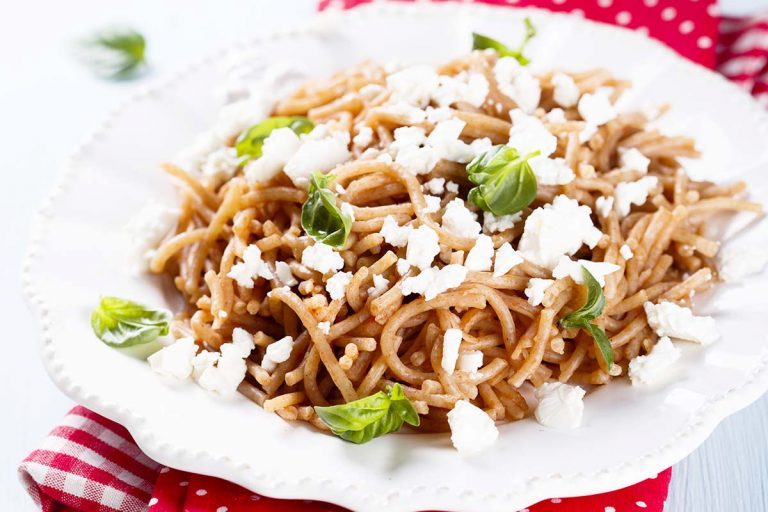 Spaghetti Farro con feta e basilico