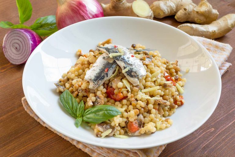 Fregola sarda tostata con sardine e zenzero