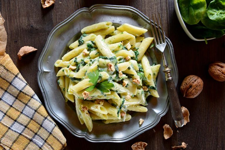 Penne Rigate con Noci, Spinaci e Gorgonzola