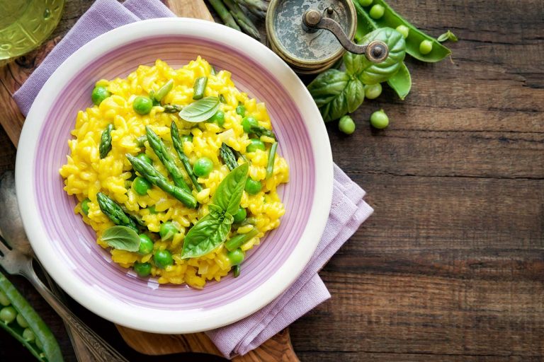 Risotto allo zafferano con piselli e asparagi