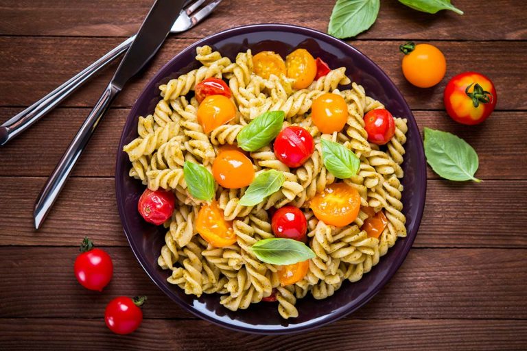 Fusilli bio senatore cappelli con pomodorini colorati e pesto bio alla genovese