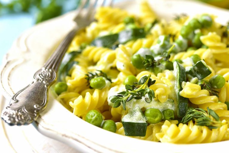 Fusilli di mais gluten free con zucchine, piselli e crema di giuncata