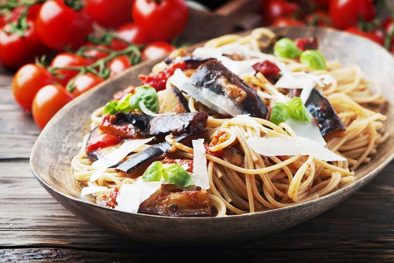 Spaghetti integrali di farro con melanzane e ricotta salata