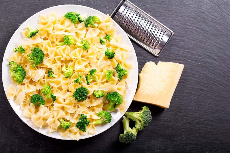 Farfalloni con broccoletti e Parmigiano