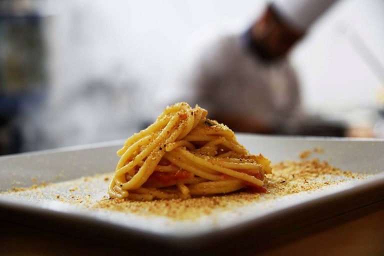 A tavola con gli chef: Spaghettone PrimoGrano aglio, olio, acciughine di Sciacca e capperi di Salina