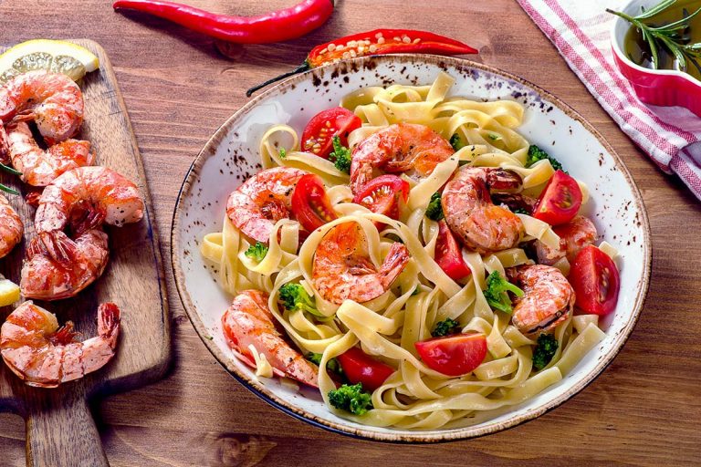 Laganelle allo zafferano con code di gambero, broccoletti e pomodorini