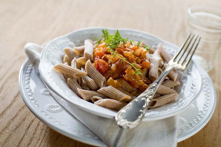 Penne di farro con pomodori e timo