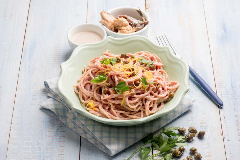 Tonnarelli al peperoncino in crema di tonno e acciughe