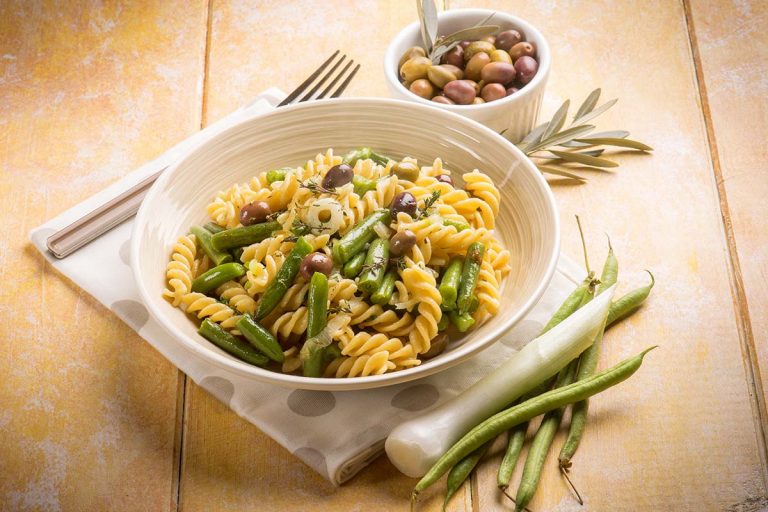 Fusilli mais Bio con fagiolini e olive taggiasche