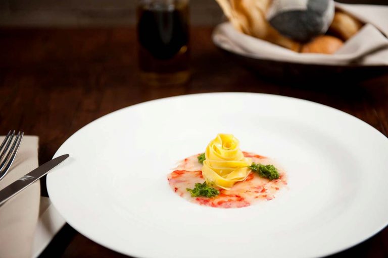 A tavola con gli chef: Nido di tagliatelle all’uovo con agrumi, carpaccio di gamberi rossi e granita di sedano e limone