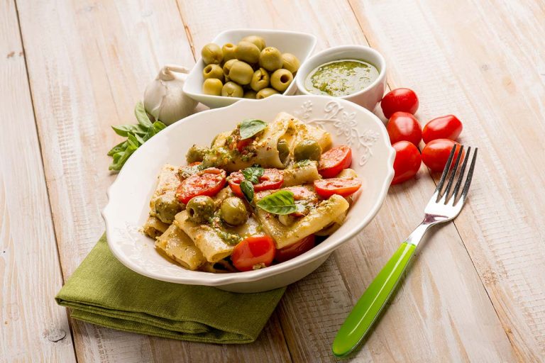 Paccheri Rustichella con Pomodorini, Pesto e Olive verdi