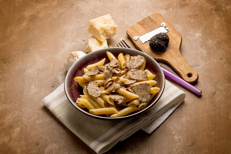 Penne Rigate con Funghi Champignon e scaglie di Tartufo