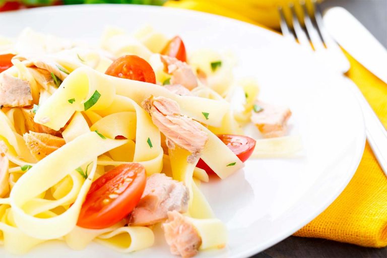 Tagliatelle al salmone e prezzemolo