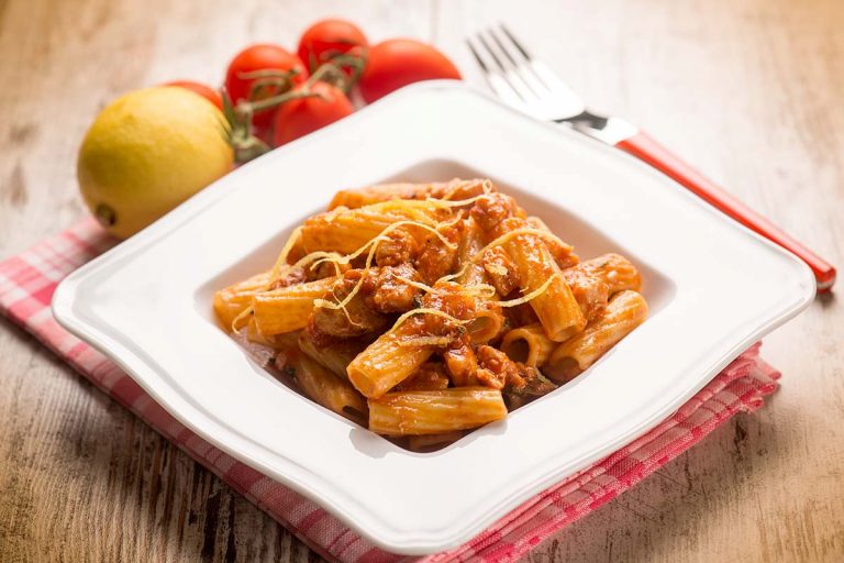 Tortiglioni con pesce spada e pomodorini al profumo di limone