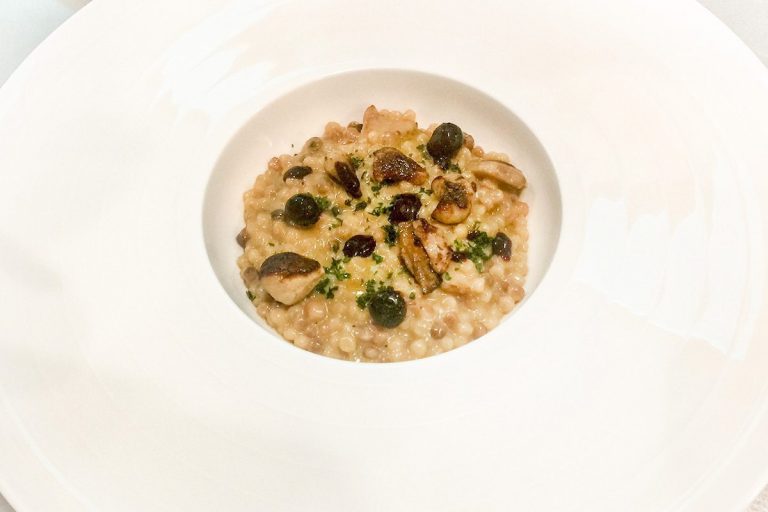 A tavola con gli Chef: Fregola sarda tostata con distillato di porcini e mirtilli