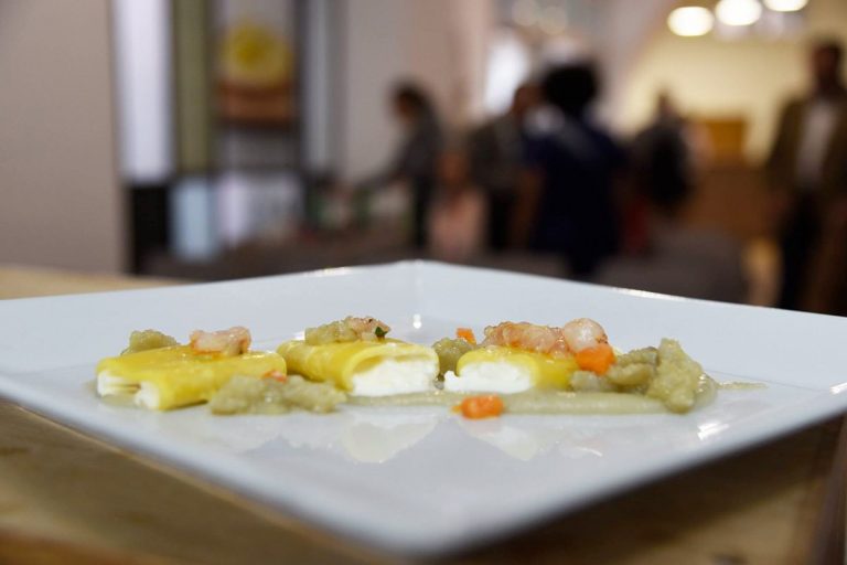 Paccheri con burrata ragusana, gamberi di Mazzara su letto di topinambur