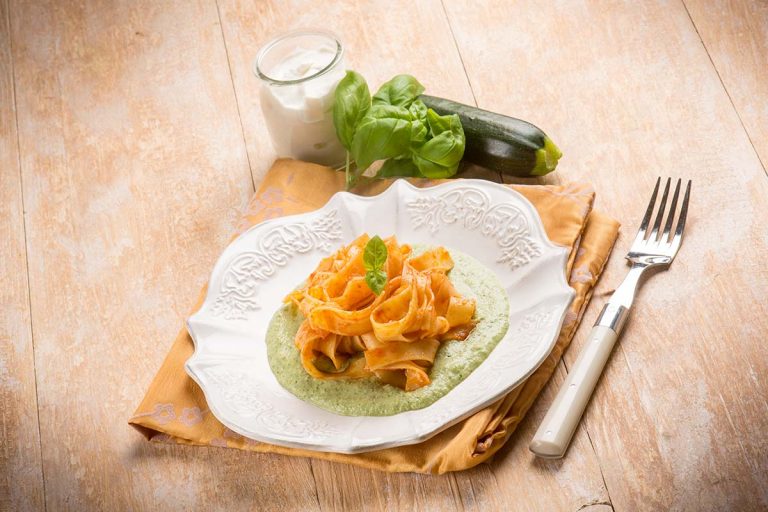 Pappardelle al pomodoro Pera d’Abruzzo su crema di zucchine e basilico