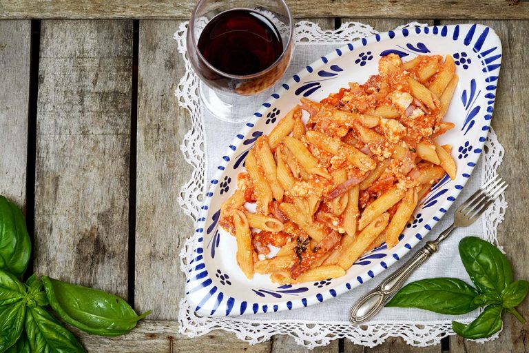 Pennette rigate al pomodoro con ricotta e speck