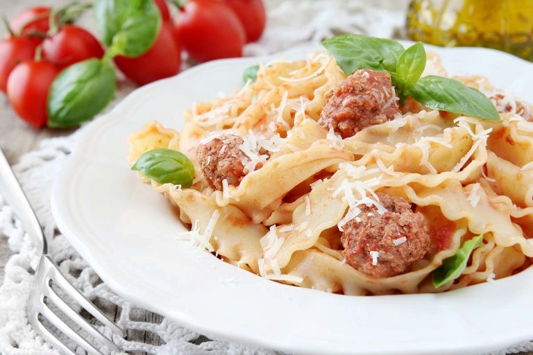 Riccia con polpette al sugo e julienne di pecorino