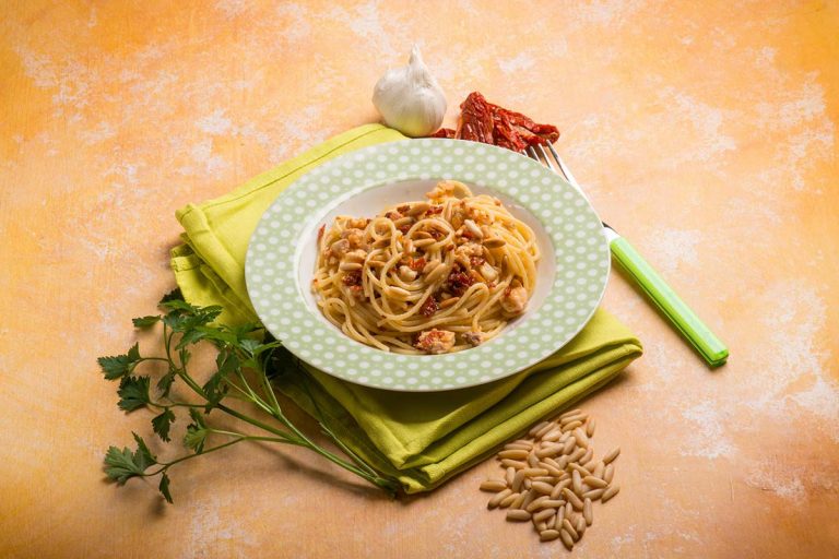 Spaghetti con Pesce Spada, pomodori Semi secchi e Pinoli