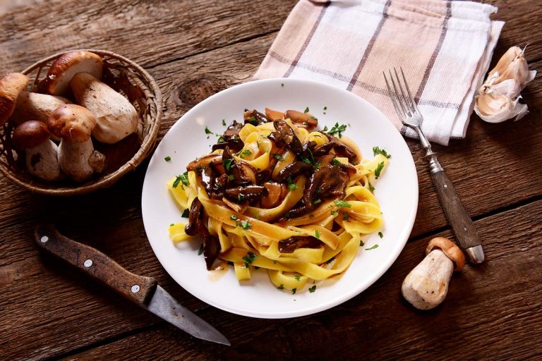 Fettuccine con funghi porcini e olio Novello