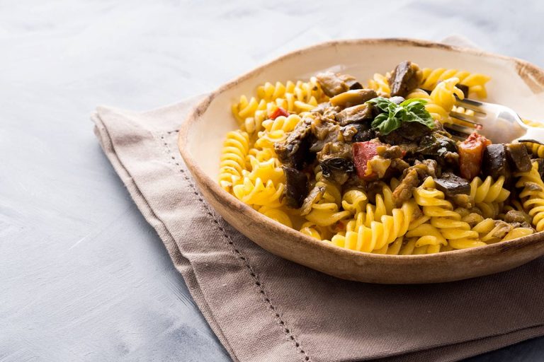 Fusilli di mais con pomodorini e melanzane