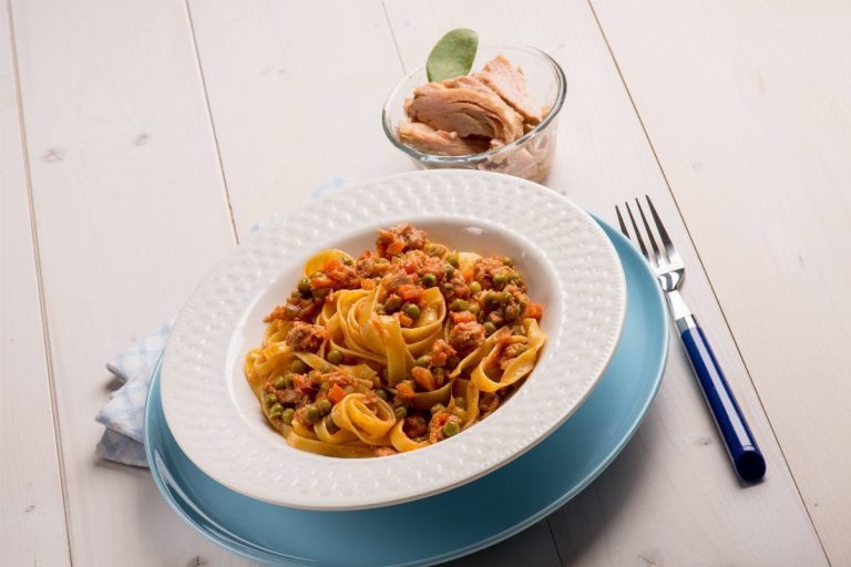 Nidi di fettuccine con ragù di tonno, piselli e carote