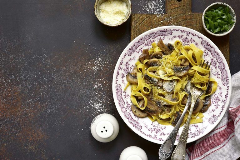 Nidi di tagliatelle con champignon e pecorino