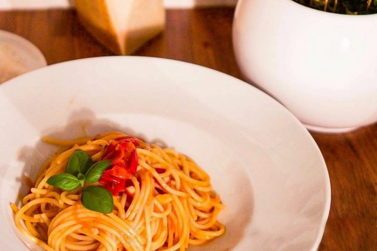 Spaghetti con Piennolo del Vesuvio