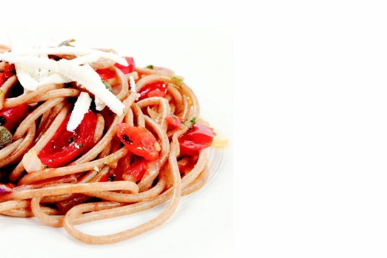 Spaghetti integrali Bio con pachino, capperi e julienne di ricotta