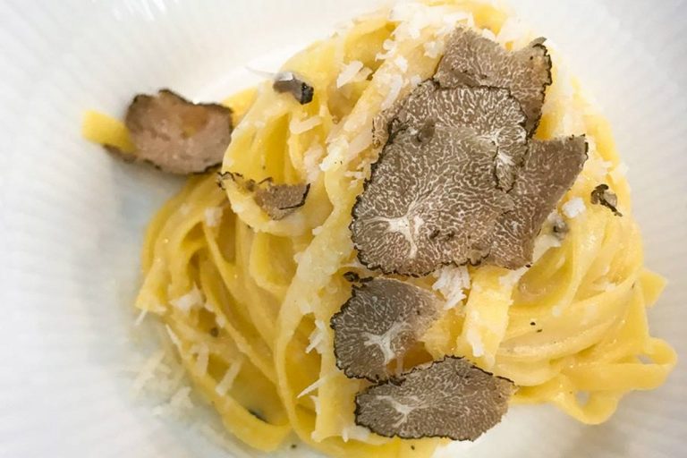 Nastrini all'uovo con scaglie di tartufo