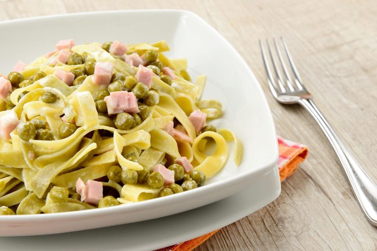 Paglia e fieno con piselli e prosciutto cotto