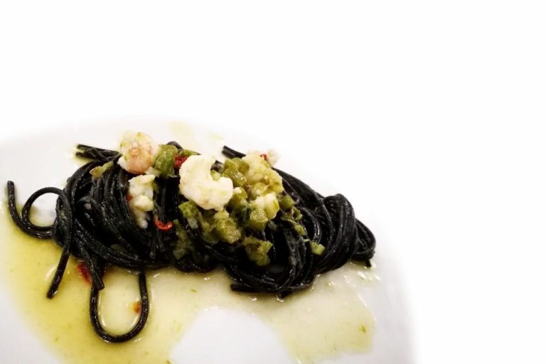 A tavola con gli chef: Tonnarelli al nero di seppia con gamberetti