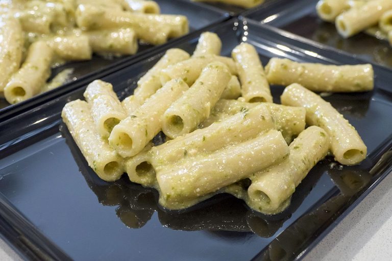 A tavola con gli chef: rigatoncini di saragolla con pesto Zerotre