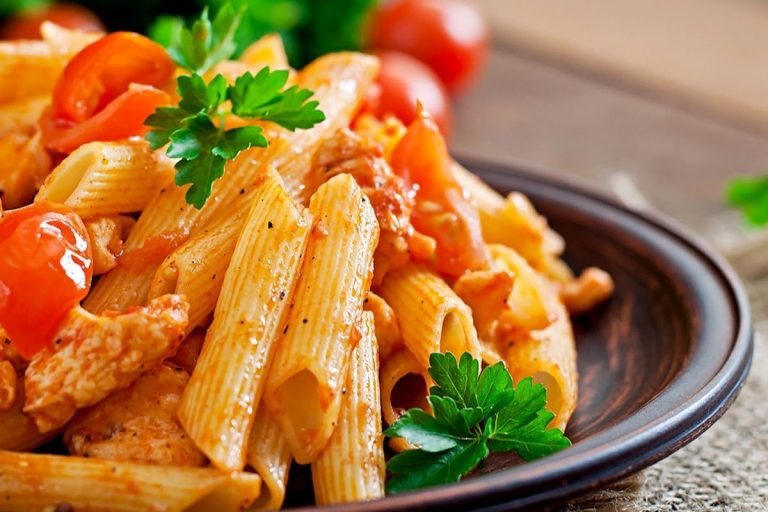 Penne rigate con pollo e pachino