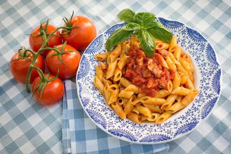 Pennucce rigate con sugo all’amatriciana