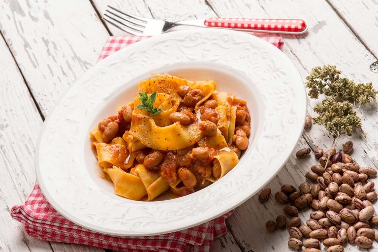 Pappardelle all’uovo distese a mano al sugo di fagioli