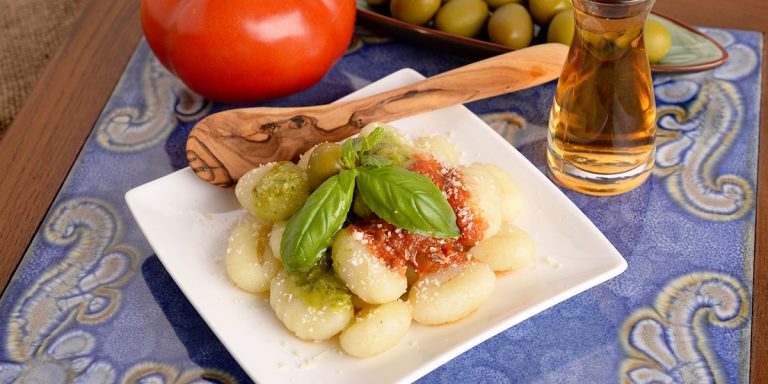 Gnocchi di patate con sugo di pomodoro e basilico