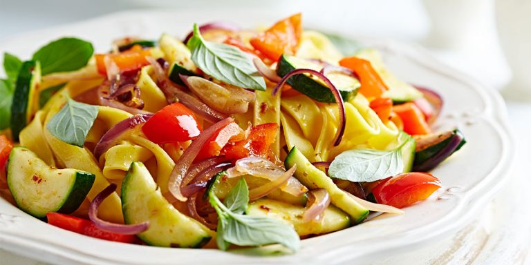 Tagliatelle all'uovo con peperone rosso e cipolle di tropea