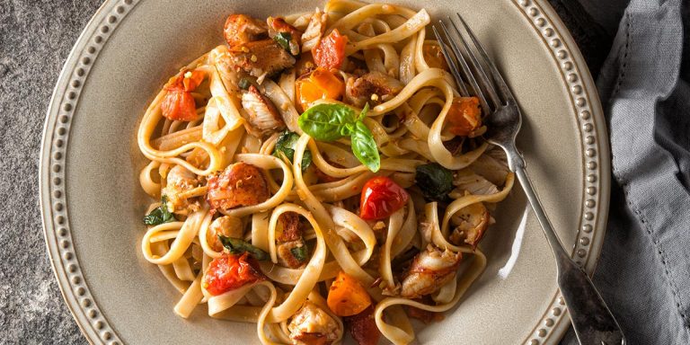 Nidi di tagliatelle con aragosta e pomodorini