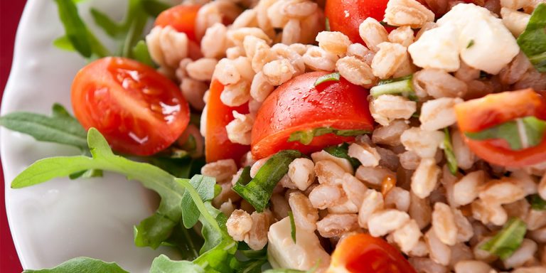 Insalata di farro con pomodorini, mozzarella e rucola