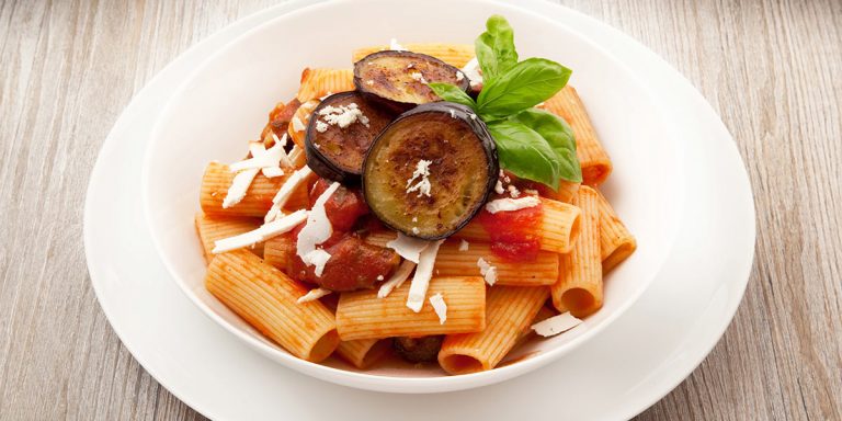 Rigatoni con passata di pomodoro Pera d'Abruzzo e melanzane