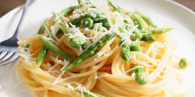 Spaghettini con piselli e punte di asparagi