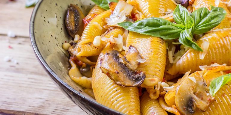 Conchiglioni con funghi e pinoli