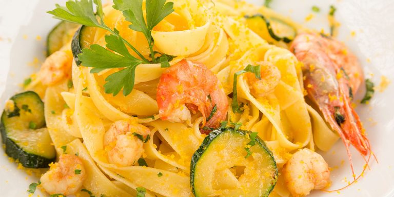 Matassine all’uovo con gamberi e zucchine