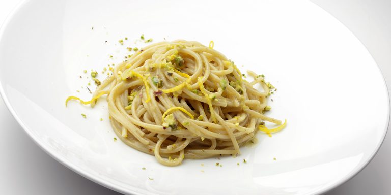 Spaghetti con acciughe, pistacchi e julienne di limone