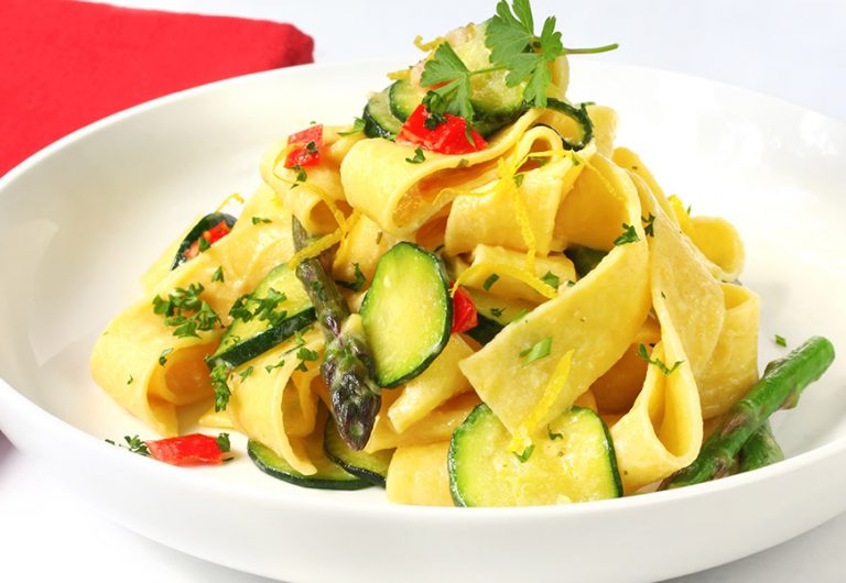 Pappardelle al limone con zucchine, pomodori e punte di asparagi